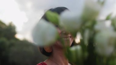 Romantik ruh hali. Gülümseyen kızlar buluşmada bir buket taze bahar çiçeği veriyorlar. Mutlu kızın yüzü çiçeklerden zevk alıyor..