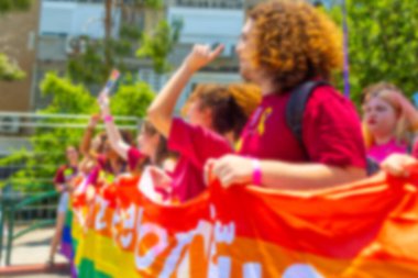 LGBT geçit törenine katılanların bulanık bir fotoğrafı. Hareket, LGBT topluluğu. Özet, bulanık, bokeh arkaplan, arkaplan resmi.