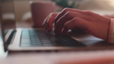 Uzaktan öğrenme, öğrenci elleri dizüstü bilgisayarı yavaş çekimde yakın çekim. Ofiste iletişim ve araştırma. dizüstü bilgisayar ve kadın