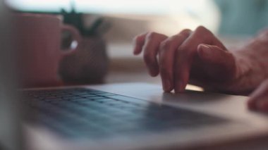 Uzaktan öğrenme, öğrenci elleri dizüstü bilgisayarı yavaş çekimde yakın çekim. Ofiste iletişim ve araştırma. dizüstü bilgisayar ve kadın