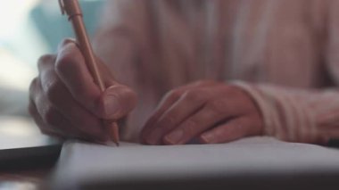 Öğrenciler laptopta yakın çekim yazıyor. Ağır çekim. Ofiste araştırma yaparken klavyede yazan kadın. Öğrenci not alıyor