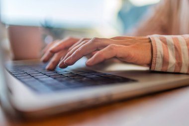 Daktilo, dizüstü bilgisayar ve kadın elleri masada. Çalış ve çalış. Uzaktan çalışma, teknoloji ve kadın çalışan araştırma, internet günlüğü ve proje için bilgisayarda