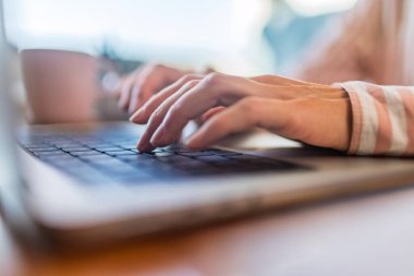 İnternetten alışveriş yapmak ve göz atmak için dizüstü bilgisayarını kullanarak kadın parmağını kapat. Uzaktan öğrenme, öğrenci elleri dizüstü bilgisayarla kapanır..