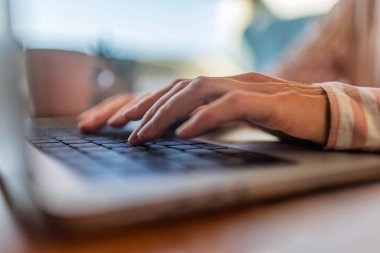 Uzaktan öğrenme, öğrenci elleri dizüstü bilgisayarla yakın çekim. Ofiste iletişim ve araştırma. bilgisayar ve kadın eli