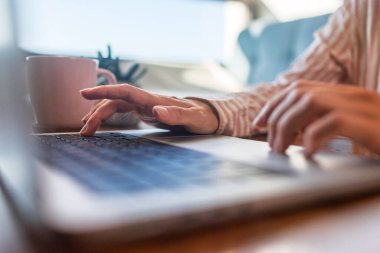 Daktilo, dizüstü bilgisayar ve kadın elleri masada. Çalış ve çalış. Uzaktan çalışma, teknoloji ve kadın çalışan araştırma, internet günlüğü ve proje için bilgisayarda