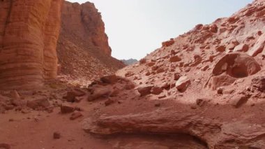 Eilat yakınlarındaki Gai Avud Kanyonu, çölde yürüyüş. İsrail 'de turizm ve seyahat 