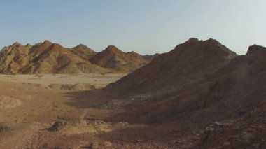 Kuru çöl vadisi manzarası. Çölde yolculuk. Eilat. İsrail.