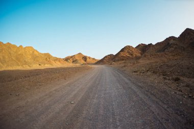 Çölde yol. İsrail çölü boyunca seyahat etmek. Doğal cazibeler. İsrail 'de turizm ve seyahat. Eilat.