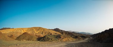 İsrail çölündeki kayalık manzaralar, kumtaşı kayalıkları ve çöller. İsrail çölü boyunca seyahat edin. Doğal cazibeler. İsrail. Eilat.