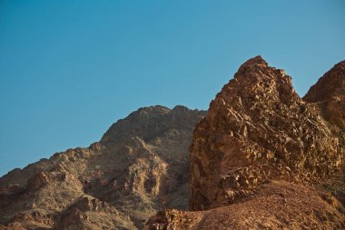 Çöldeki dağlar. İsrail çölü boyunca seyahat etmek. Doğal cazibeler. İsrail 'de turizm ve seyahat. Eilat.