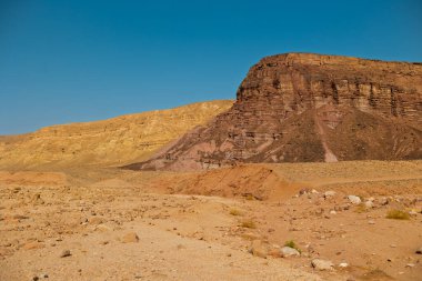 Çöldeki dağlar. İsrail çölü boyunca seyahat etmek. Doğal cazibeler. İsrail 'de turizm ve seyahat. Eilat.