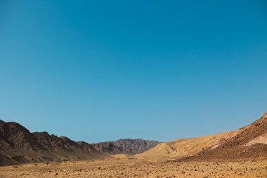Kuru çöl vadisi manzarası. Çölde yolculuk. Eilat. İsrail.