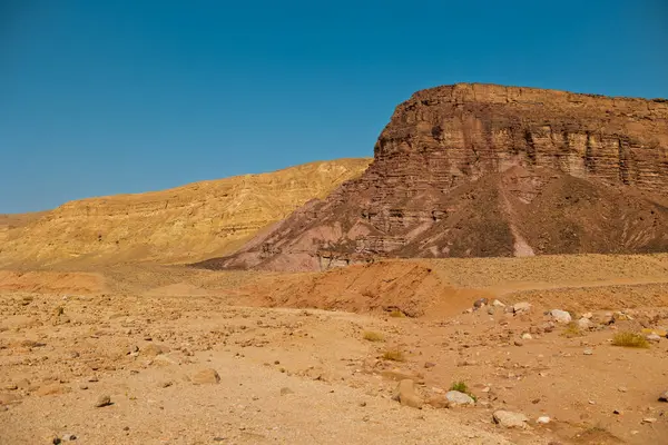 Çöldeki dağlar. İsrail çölü boyunca seyahat etmek. Doğal cazibeler. İsrail 'de turizm ve seyahat. Eilat.