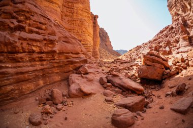 Eilat yakınlarındaki Gai Avud Kanyonu, çölde yürüyüş. İsrail 'de turizm ve seyahat
