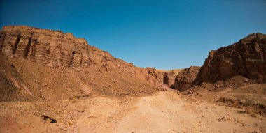 İsrail çölündeki kayalık manzaralar, kumtaşı kayalıkları ve çöller. İsrail çölü boyunca seyahat edin. Doğal cazibeler. İsrail. Eilat.