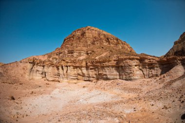 Kuru çöl vadisi manzarası. Çölde yolculuk. Eilat. İsrail.