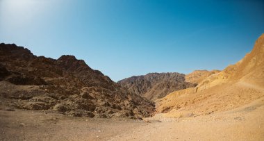 Kuru çöl vadisi manzarası. Çölde yolculuk. Eilat. İsrail.