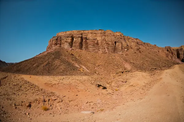 Çöldeki dağlar. İsrail çölü boyunca seyahat etmek. Doğal cazibeler. İsrail 'de turizm ve seyahat. Eilat.