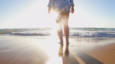 Artı, altın gün batımında plajda duran şapkalı kadın. Yaz tatilindeki kadın turist, yaz havası. # Kız #