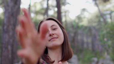 Denge, uyum ve sağlık kavramı. Kız doğayla baş başa ormanda ağaçların arasında dans edip şarkı söylüyor. kişi