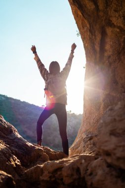Dağlarda mutlu bir kadın. Dağlarda seyahat eden bir kız. Yürüyüş ve yürüyüş. Spor ve sağlıklı yaşam tarzı kavramı. Sırt çantalı kız.