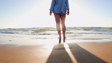 Ayrıca sahilde durmuş tatilinin tadını çıkaran cüsseli bir kadın. Yaz tatilindeki kadın turist, yaz havası. Sahildeki kız..