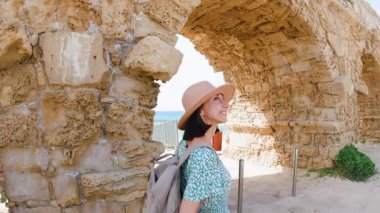 İsrail 'de seyahat eden bir kız su kemerinin etrafında yürüyor. Seyahat ve macera. Bir kız yazın seyahat eder..