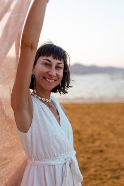 Özgürlük mutlu genç kız deniz kenarında yürüyor. Seyahat, tatil, yaz gezileri. Sahildeki kız..