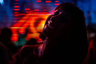 Genç bir kadın konserde dans ediyor, geceleri açık havada eğleniyor. Konserde müzikten hoşlanan seksi bir kadın. Neşeli kız dans partisinde takılıyor. İnsanlar festivalde eğleniyor..