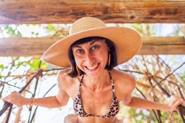 Yaz havası. Açık hava yaşam tarzı, plajda rahatlayan güzel bir kızın moda portresi. Cennette hayatın tadını çıkarıyorum..