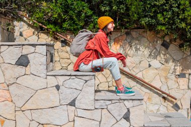 Kameralı mutlu kız. Kız seyahat ediyor ve fotoğraf çekiyor. Şehirde turistler dolaşıyor..