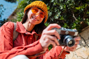 Çekici kız kamera kullanıyor. Turistler şehri gezer. Macera ve seyahat.