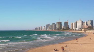 Akdeniz 'in birçok sahilinden biri olan Tel Aviv' in panoramik manzarası. İsrail 'de seyahat et. Tel Aviv, İsrail