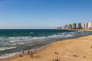 Akdeniz 'in birçok sahilinden biri olan Tel Aviv' in panoramik manzarası. İsrail 'de seyahat et. Tel Aviv, İsrail