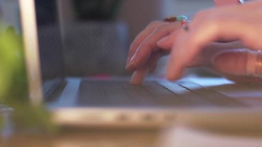 Laptop klavyesinde yazı yazan kadın elleri. Ofisteki kız.