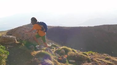 Yaz tatilinde seyahat eden sırt çantalı mutlu çocuk. Dağlarda sırt çantalı bir çocuk. Dağlarda yürüyüş ve yürüyüş. çocuk içerde