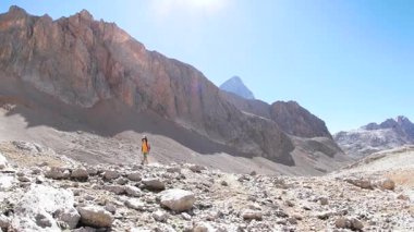 Çocuk kampında yaz tatilinde. Sırt çantalı mutlu çocuk dağlarda geziyor. Yürüyüş ve yürüyüş