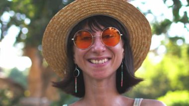 Sokakta fotoğraf çeken şık genç turistin yakın plan portresi. Fotoğraf makinesi olan şık bir kız fotoğraf çekiyor.