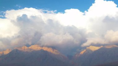 Aladaglar Ulusal Parkı. bulutlu bir gökyüzünün altında dağlar ve ovalar. Bulutlu dağ manzarası. Seyahatleri aktarın. Seyahat.