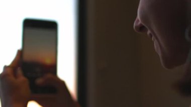 Genç bir kadın trenle seyahat eder ve sosyal ağlar için içerik yaratır. Kız hareket halindeki bir trenin penceresinden fotoğraf çekiyor. Tren.