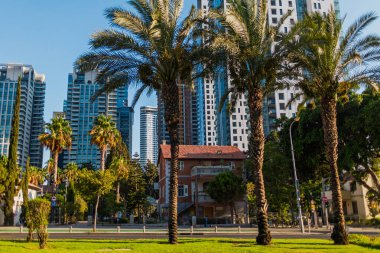 Tel Aviv 'de eski ve yeni evler. Tel Aviv Panoraması. İsrail.