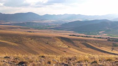 Türkiye 'deki Aladaglar Milli Parkı. Buzul dağları, tepeler. Yürüyüşü aktarın. Dağlarda gezinti ve yürüyüş. Aladaglar