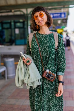 İstasyonun peronunda kameralı ve sırt çantalı genç ve güzel bir kız var ve tren saatine bakıyor. İyi yolculuklar..