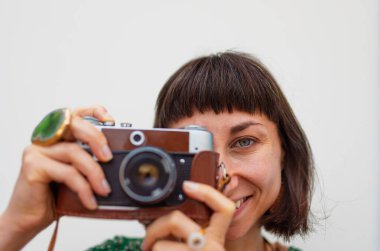 Kameralı kız. Turist tatilden zevk alıyor kameralı şehir fotoğrafları çekiyor, elinde kamera olan şık bir kız ve manzaranın fotoğraflarını çekiyor. seyahat blogcusu resim çekiyor.