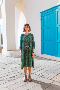 Elinde kamera olan bir kız şehirde dolaşıyor. Bir turist tatilinin tadını çıkarır. Bir seyahat blogcusu fotoğraf çekiyor.