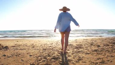 Sahildeki kız. Artı plajda dans eden ve kendini şişman olarak görmeyen beden modeli. Yaz havası. Öz