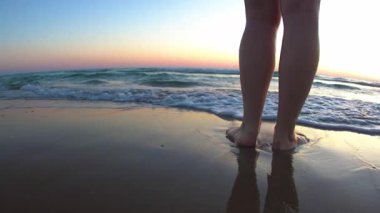 Gün batımında sahilde bir kız. Artı boyut modeli. Vücudunun tadını çıkaran ve kendini şişman sanmayan bir kız. Yaz havası.