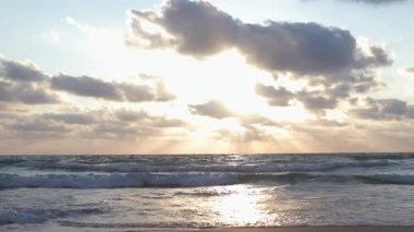 Hayfa sahilinde güzel bir gün batımı. Deniz kenarında gün batımı. İsrail. Hayfa.