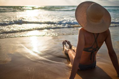 İnce kız denizde eğleniyor. Kumsaldaki genç kız. Tatil ve tatiller. Yaz havası.