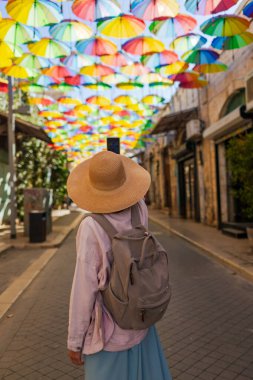 Kadın gezginlerin, tarihi şemsiye şehrinde telefonuyla şehir simgelerinin fotoğraflarını çekerken arka plan görüntüsü. İçerik yaratan kız.
